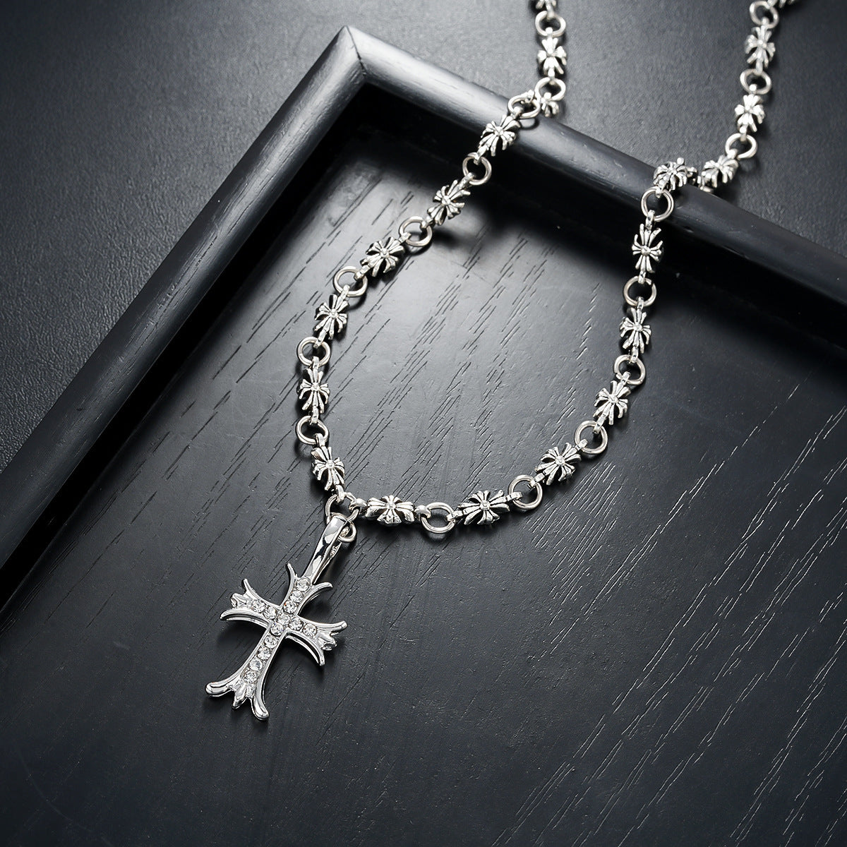 ✝️✨ Комплект от колие и гривна с инкрустиран диаманти кръст --- Носенето му ни напомня за Божията благодат и защита по всяко време.