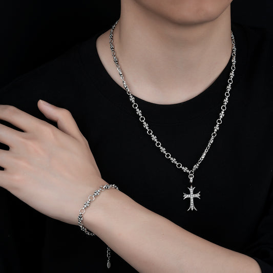 ✝️✨ Комплект от колие и гривна с инкрустиран диаманти кръст --- Носенето му ни напомня за Божията благодат и защита по всяко време.